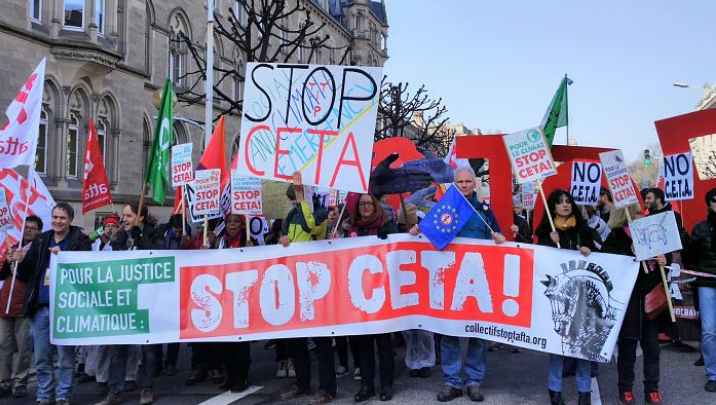 Emmanuel Macron contre les accords commerciaux à Genève, et prêt à ratifier le CETA ? Pour nous, le CETA, c'est toujours Non
